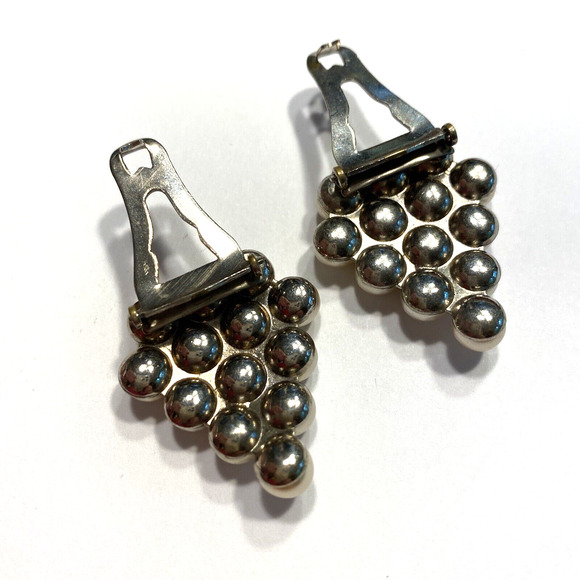 Vintage Dress Clips Mid Century Elegant Silvertone & Pearl Bead Triangles Chic - Picture 5 of 7